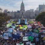 Una multitud le dijo «basta» a Milei en las calles