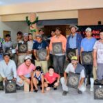 San Gustavo: el intendente entregó cajas navideñas a empleados y empleadas municipales