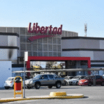 Se derrumba otra cadena de hipermercados: despidos al por mayor, achique de operaciones y probable venta