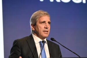 Caputo salió a rogar que lleven los dólares al banco: “El que pierde es el país”
