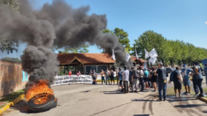 Escracharon a Adorni en el country y tuvo que calmar a los vecinos en el grupo de WhatsApp