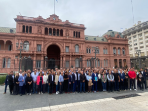 Intendentes de todo el país marcharon al Ministerio de Economía y Casa Rosada para exigir fondos y obras