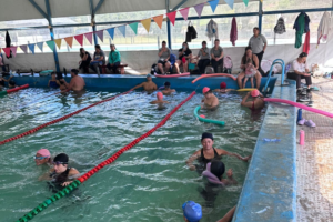 La Paz: escuelas fortalecen la educación física con clases de natación