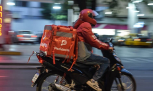 Ya son más de un millón las personas que trabajan como delivery o choferes de aplicación en Argentina
