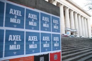 El kicillofismo marcó la cancha y salió a empapelar las calles de CABA: “Axel o Milei”