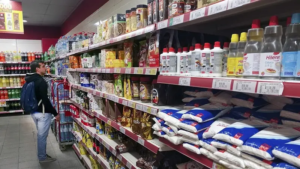El consumo masivo cayó casi 4% en abril y el derrumbe no encuentra piso