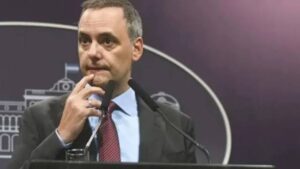 Adorni, el rostro de un gobierno cada vez más desgastado
