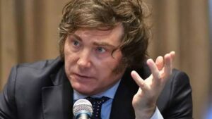 Milei le cree a Adorni, pero aclaró que si la Justicia lo considera culpable lo «eyecta»