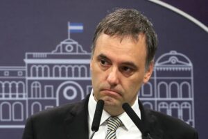 Renunció Manuel Adorni, el funcionario que Milei defendió incansablemente y tuvo que soltar