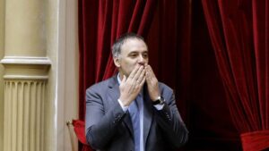 Adorni incluyó en su renuncia presuntas acusaciones que hasta ese momento no formaban parte de las investigaciones