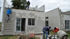 Menos obras y más déficit: el ajuste en vivienda golpea en medio de una crisis habitacional récord