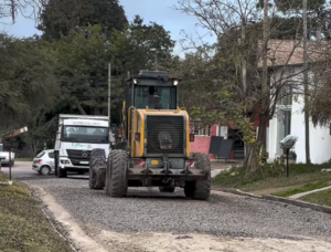 La Paz: mejoran calles en barrio Milagrosa Norte con trabajos de reposición de brosa y colocación de piedra