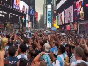 Miles de argentinos coparon Times Square con un banderazo histórico antes de la final del Mundial