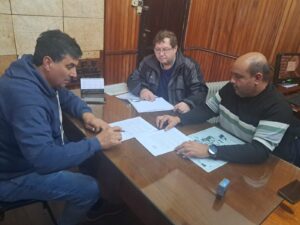 Simino firmó un convenio para mejorar caminos