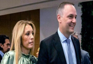 Bettina y Adorni estarían separados: ella pidió no compartir su defensa en los casos que la involucran y estaría evaluando cambiar de vida en otro país