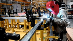 La industria registró nueva caída en junio y cerró el primer semestre en negativo: los rubros más afectados