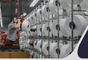 La industria textil opera con apenas 4 de cada 10 máquinas, lidera los despidos en la era Milei y es el rubro que menos sube sus precios