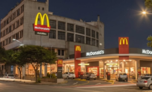 McDonald’s busca 80 “colaboradores”: ¿trabajadores registrados o monotributistas de la reforma laboral?