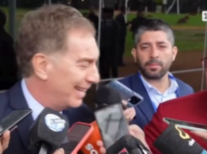 «¿Desde el avión se ve bien, no?»: la pregunta que dejó expuesto a Santilli tras hablar del cierre de fábricas