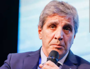 El PJ busca interpelar a Luis Caputo por los fondos viales y pide coparticipar el impuesto de los combustibles