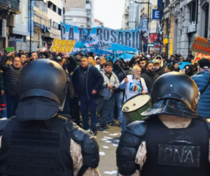 Declarado persona no grata: Milei fue fuertemente repudiado en su visita a Rosario