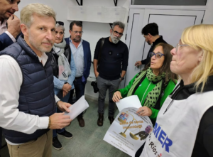 Docentes interceptaron a Frigerio en Basavilbaso: hicieron saber del reclamo por mejoras salariales
