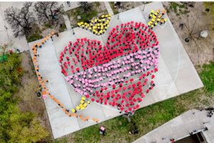 Paraná: gigantografìa humana del «corazón más grande del mundo»