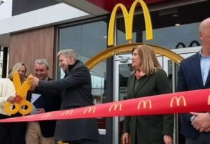 Frigerio y Romero en la inauguración del nuevo Mac Donald’s
