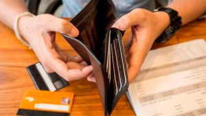 Casi el 90% de los argentinos cree que se necesitan dos o más empleos para llegar a fin de mes y el 62% tomó deuda para gastos básicos