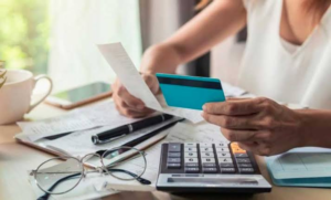 Casi el 30% de los hogares argentinos pidió dinero prestado para llegar a fin de mes