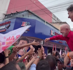 Brasil vota este domingo: Lula saca ventaja, pero Bolsonaro hijo fuerza un balotaje peleadísimo