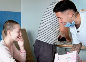 Enzo Fernández visitó el Hospital Garrahan, se sacó fotos y le hizo regalos a los chicos