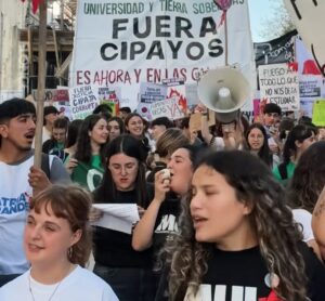 Paraná: una multitudinaria marcha unió a distintos sectores sociales en defensa de la universidad pública