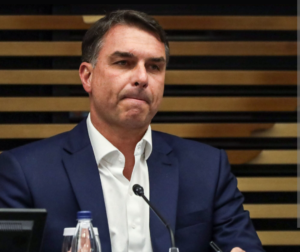 Flávio Bolsonaro, bajo sospecha: investigaciones judiciales y un avión en Iguazú que alimenta el escándalo