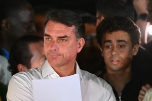 Brasil: la Justicia le prohíbe a Flavio Bolsonaro salir del país