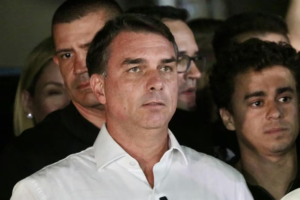 Flávio Bolsonaro rompió el silencio tras fugarse: se autoproclamó presidente de Brasil y agradeció a Milei